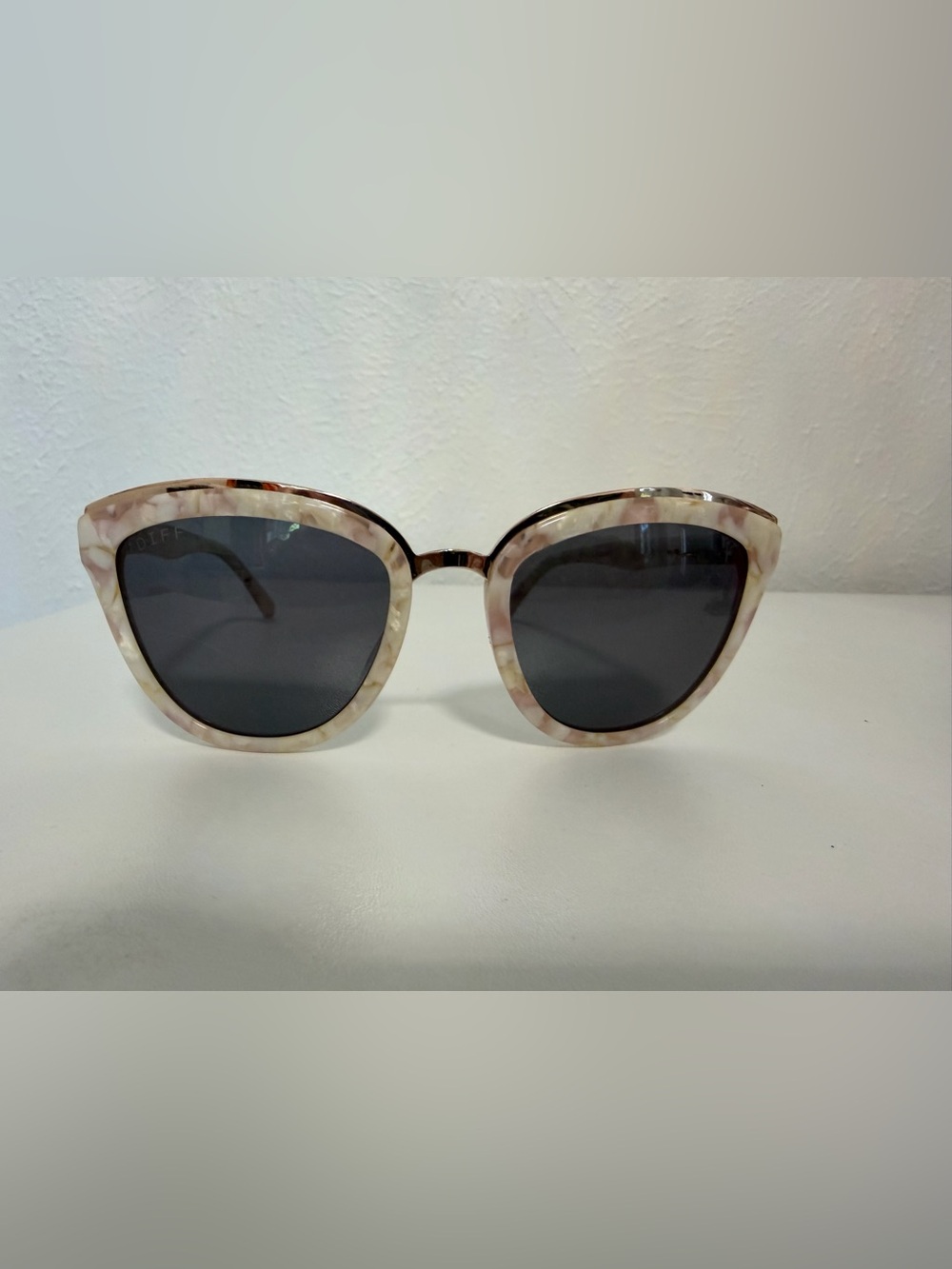 Diff Eyewear Women’s Tortoiseshell Cream Cat-Eye Sunglasses - Black Lenses